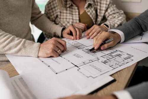 Quels sont les avantages d’un suivi régulier par un expert immobilier tout au long du processus de construction d’un chantier à Lyon ?